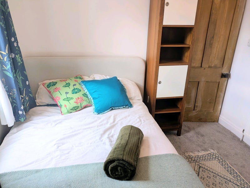 Room Hartley Grove in Leeds