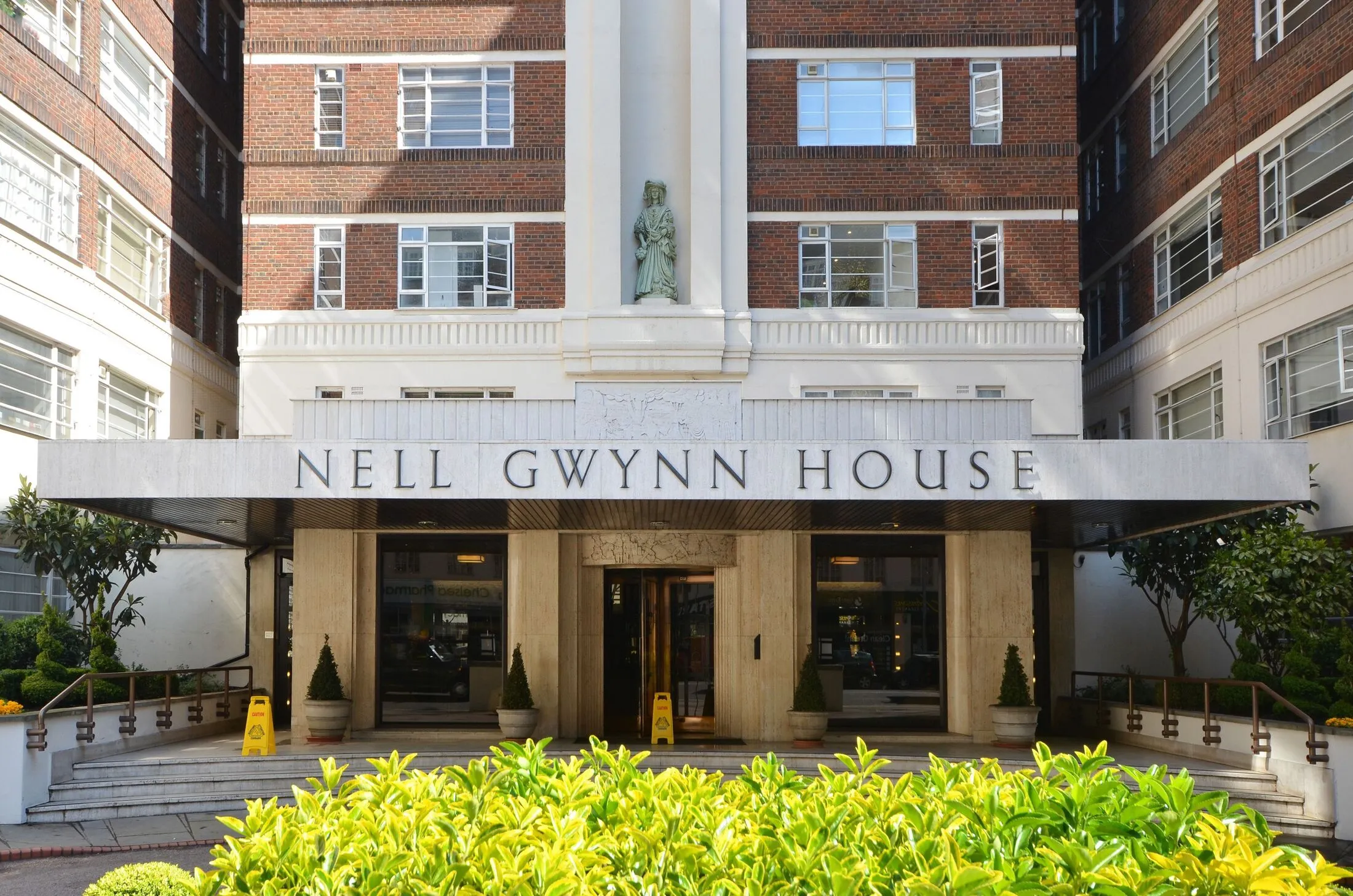Flat Sloane Avenue in Greater London