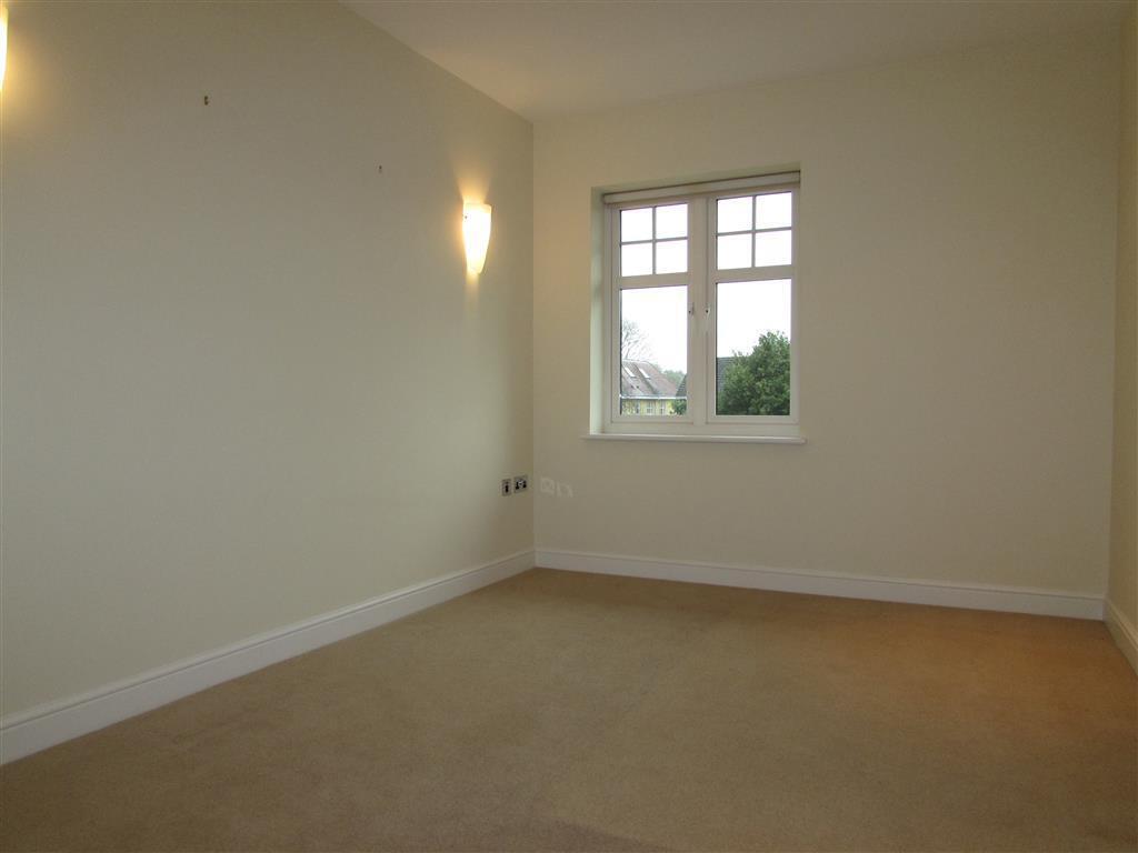 Flat Shoppenhangers Road in Maidenhead