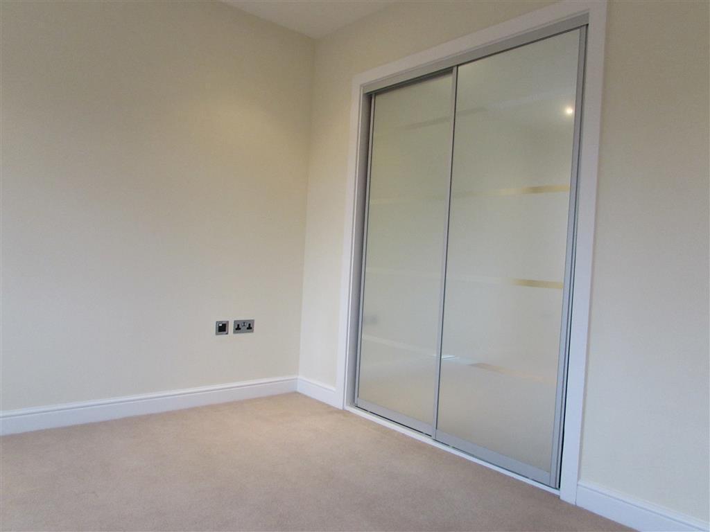 Flat Shoppenhangers Road in Maidenhead