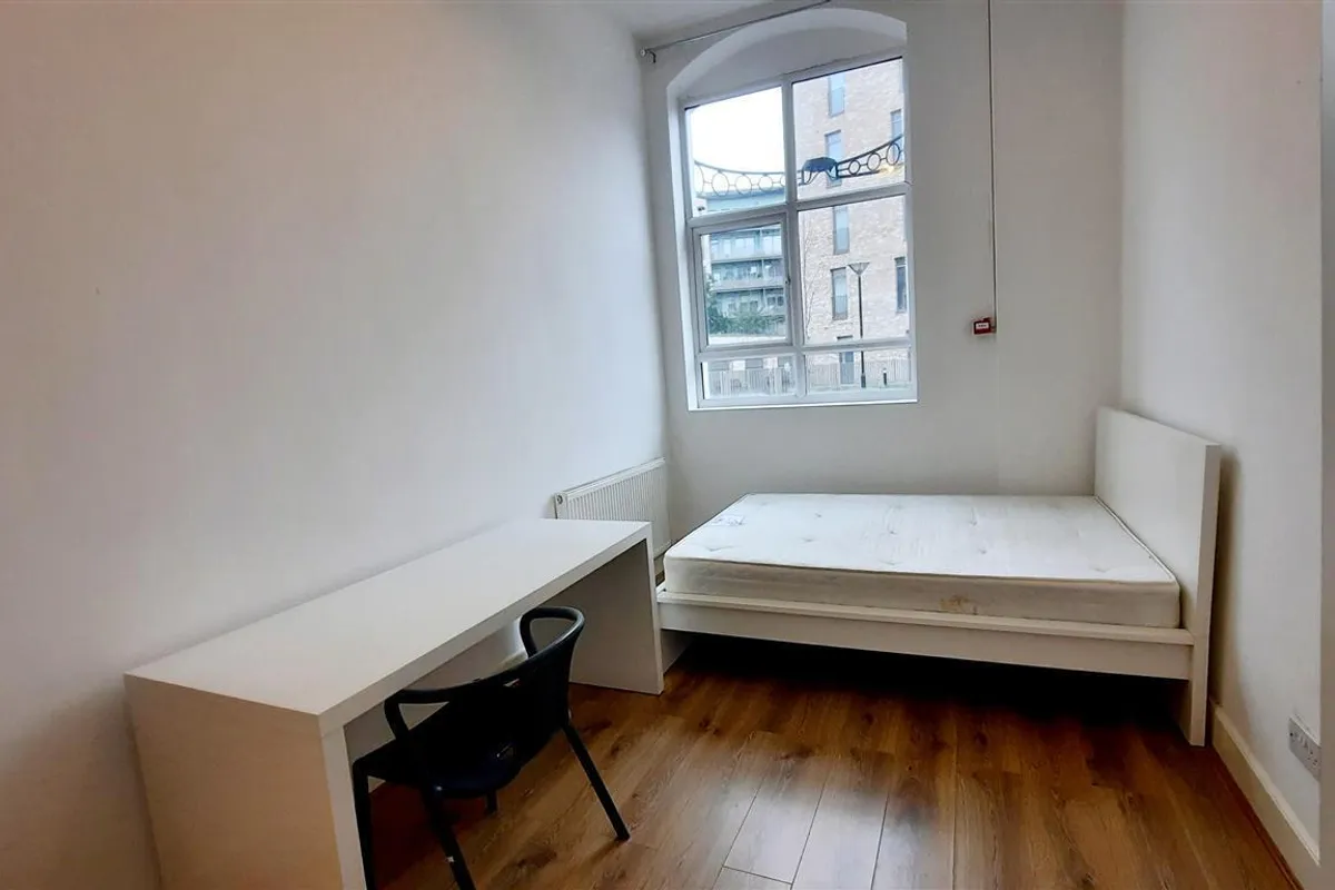 Flat Cambridge Road in Greater London