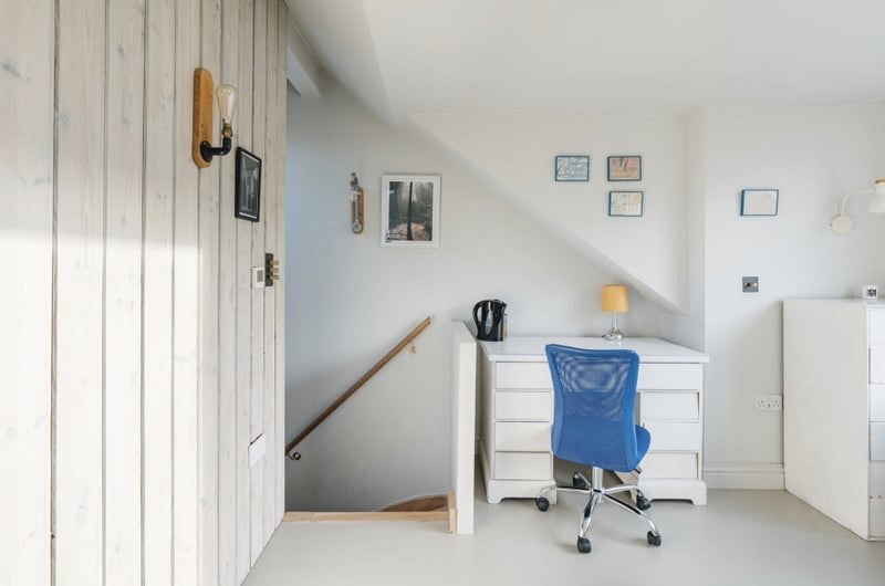 Room Cleveleys Road in Greater London