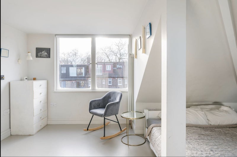 Room Cleveleys Road in Greater London