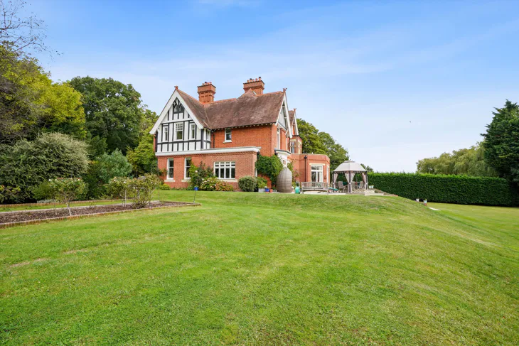 House Woodlands Lane in Elmbridge