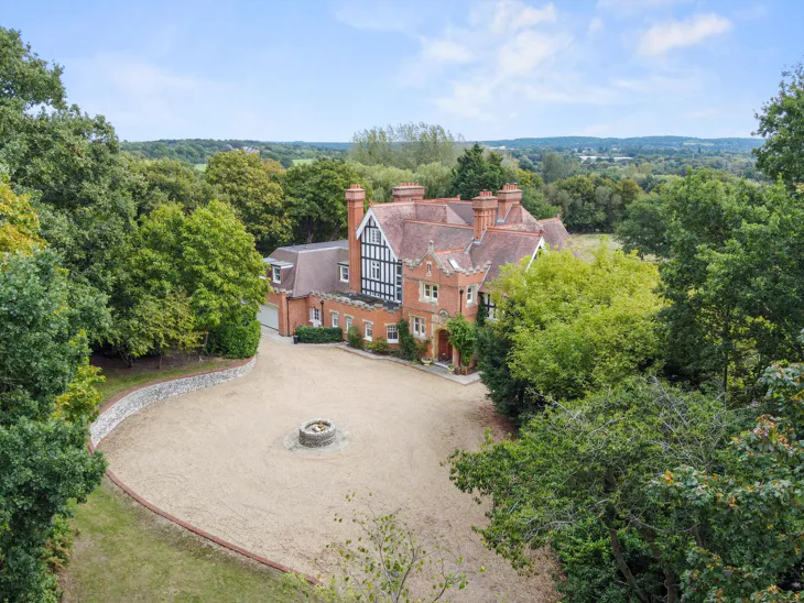 House Woodlands Lane in Elmbridge