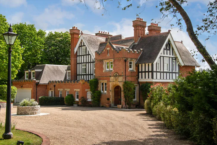 House Woodlands Lane in Elmbridge