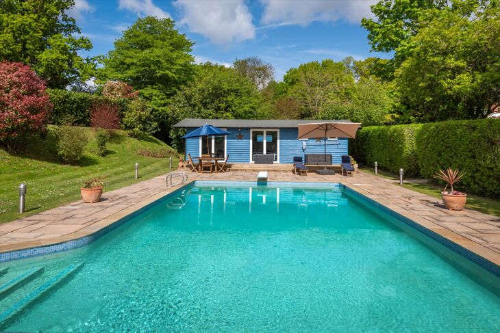House Woodlands Lane in Elmbridge