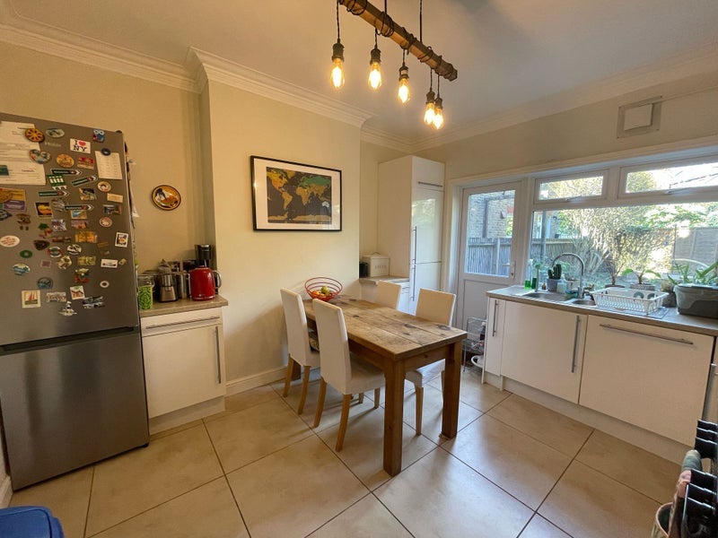 Room Sternhold Avenue in Greater London
