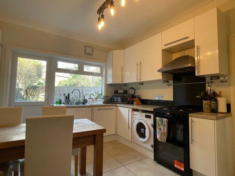 Room Sternhold Avenue in Greater London
