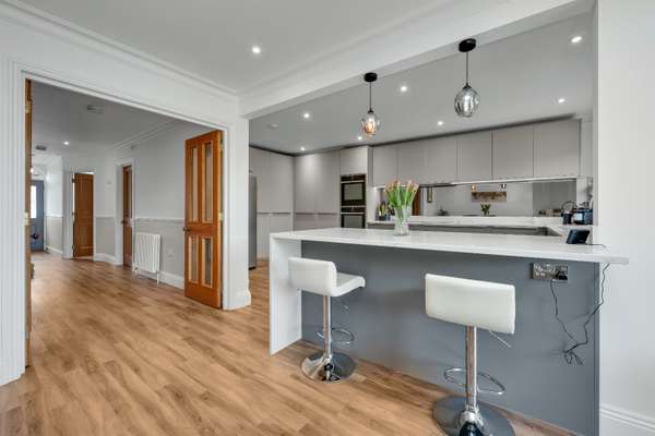 House Kings Road in Elmbridge