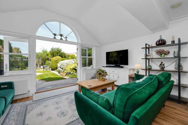 House Kings Road in Elmbridge