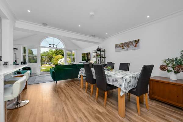 House Kings Road in Elmbridge