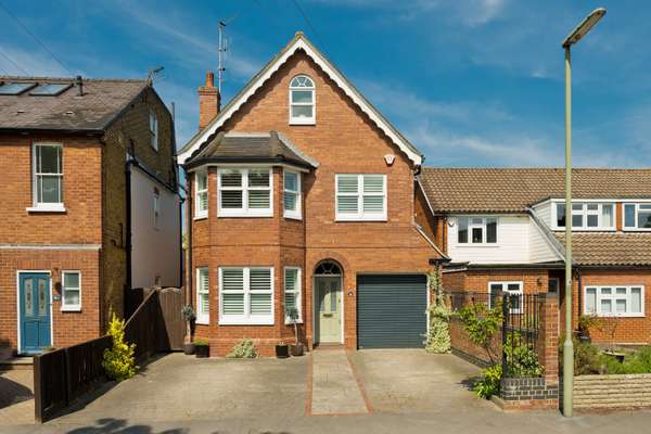 House Kings Road in Elmbridge