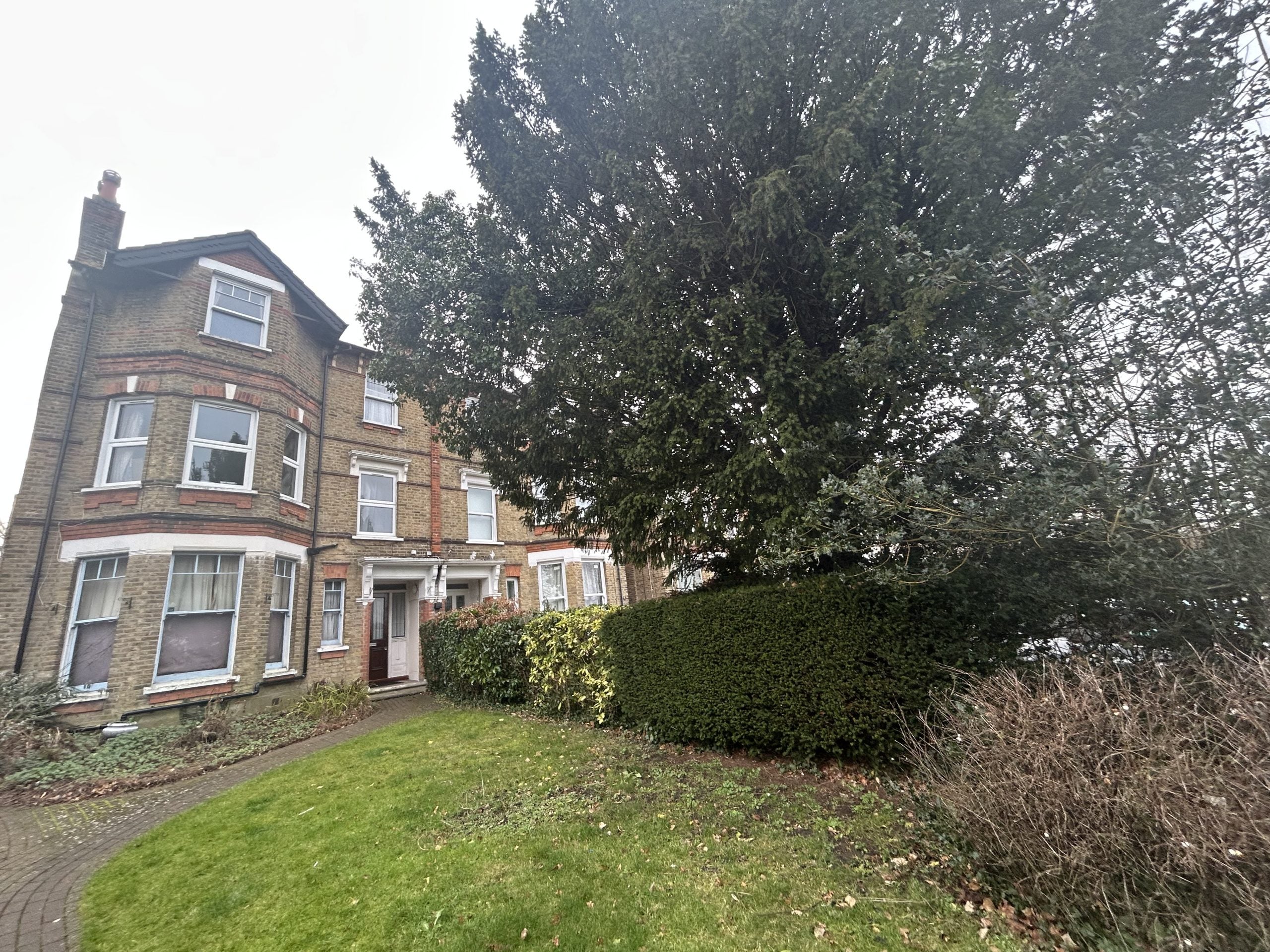 Room Manor Road in Greater London