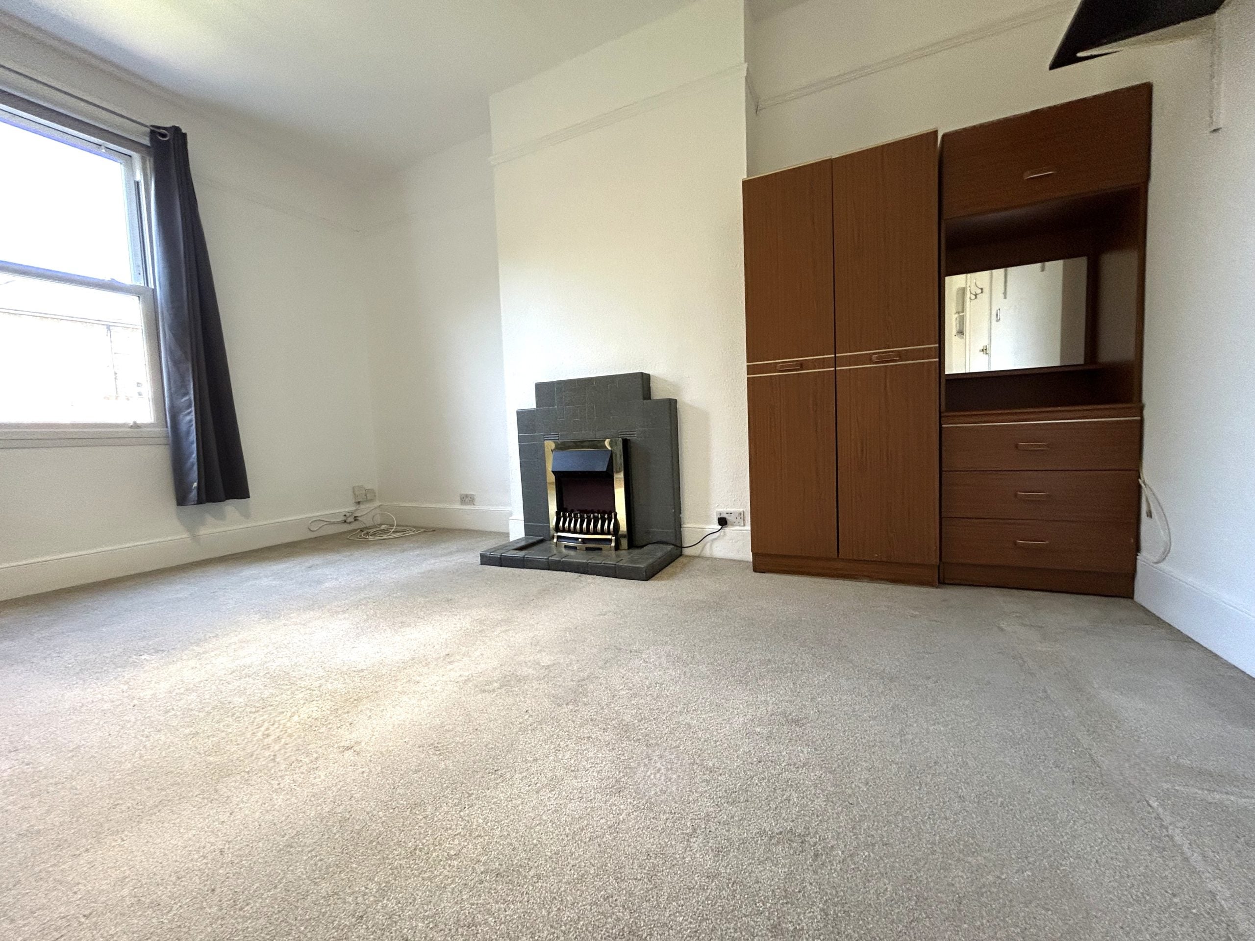 Room Manor Road in Greater London
