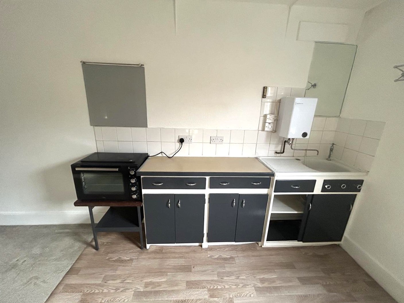Room Manor Road in Greater London