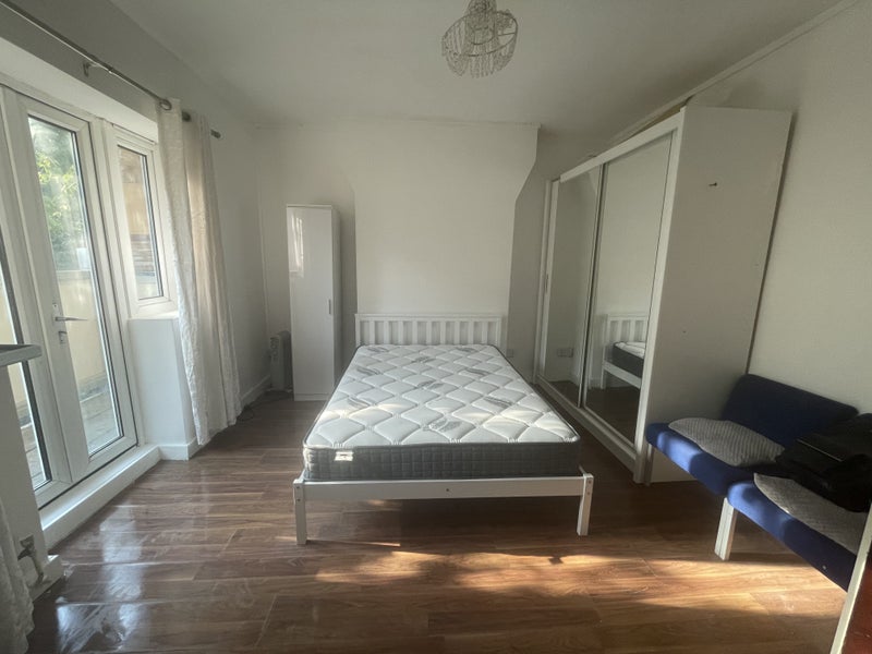 Room Malcolm Road in Greater London