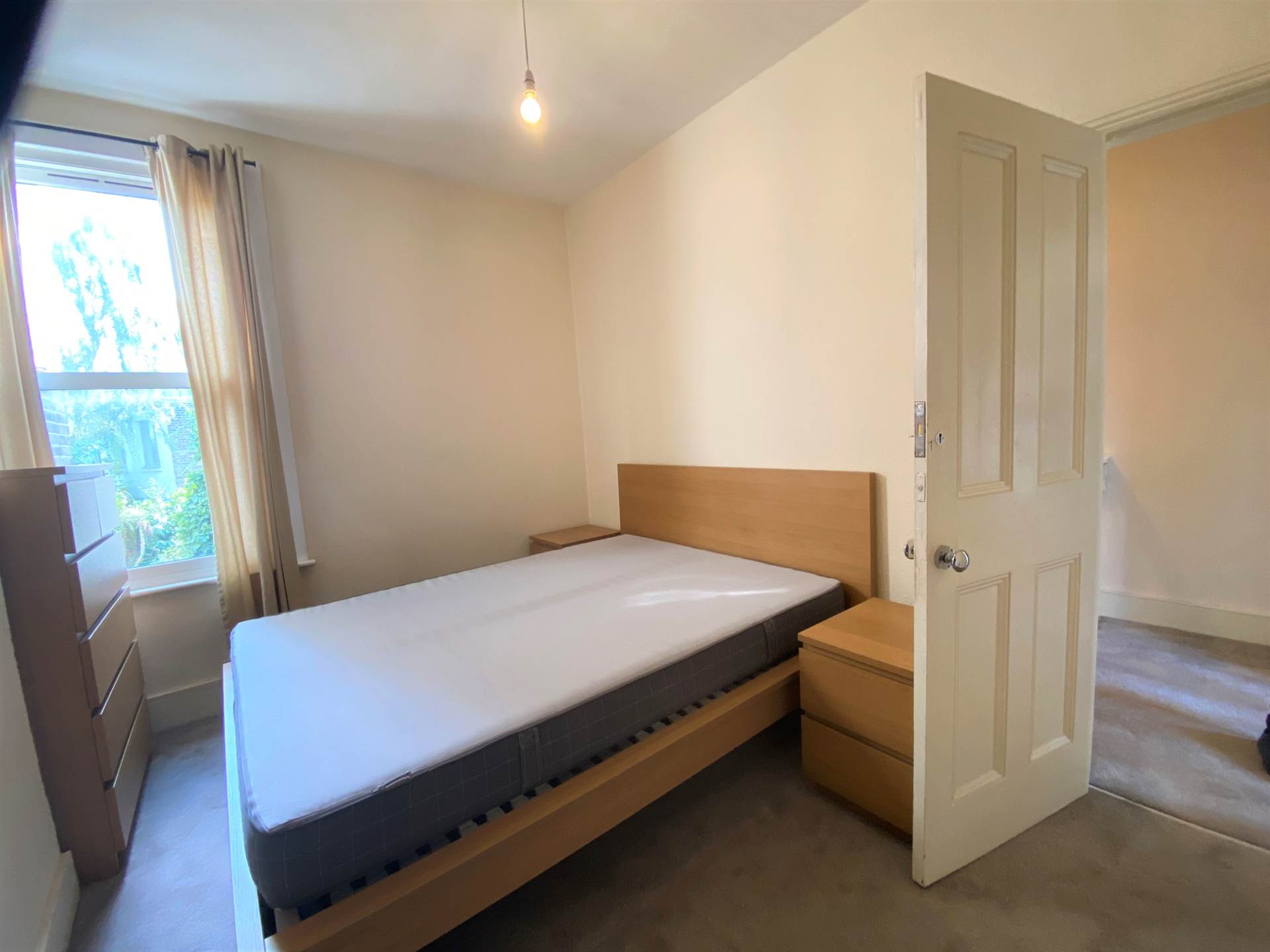 Flat Highlever Road in Greater London