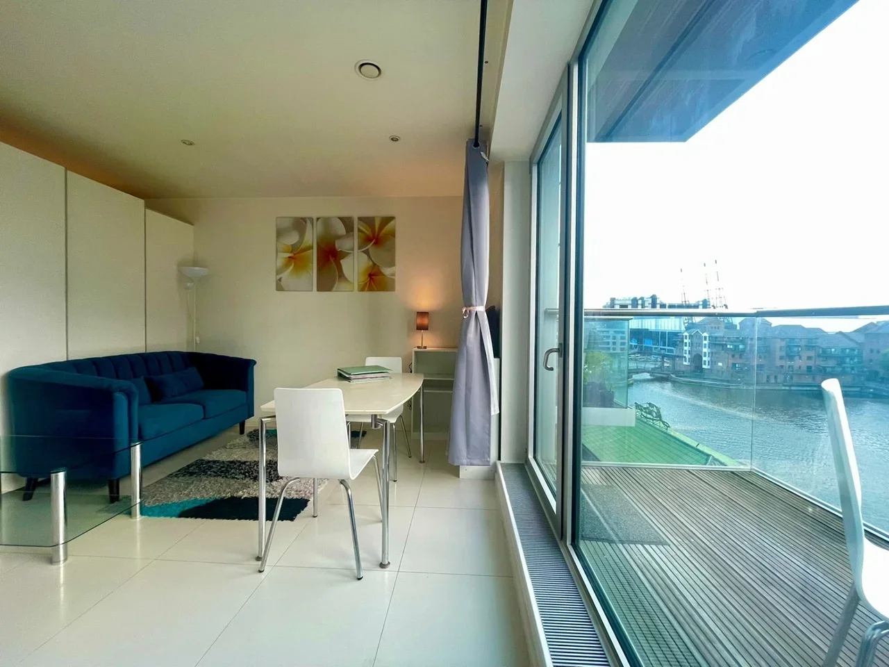 Flat Crossharbour Plaza in Greater London