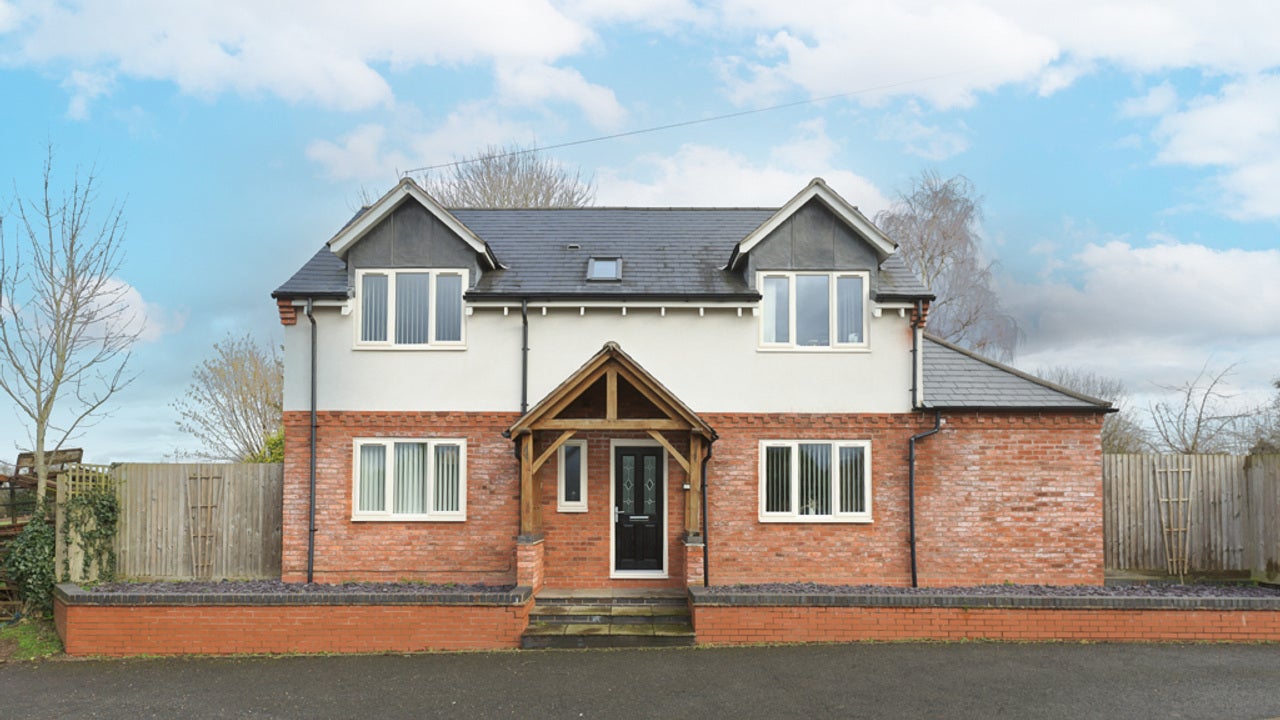 House Parsons Mead in Walton on Thames