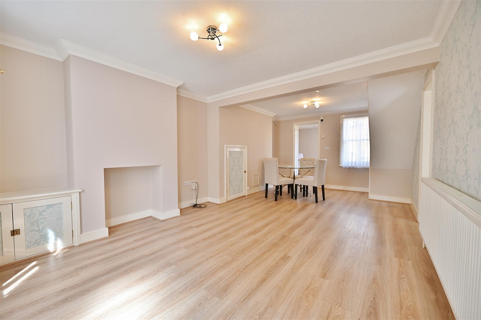 Flat Mossford Green in Greater London