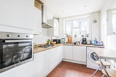 Flat Hothfield Place in Greater London