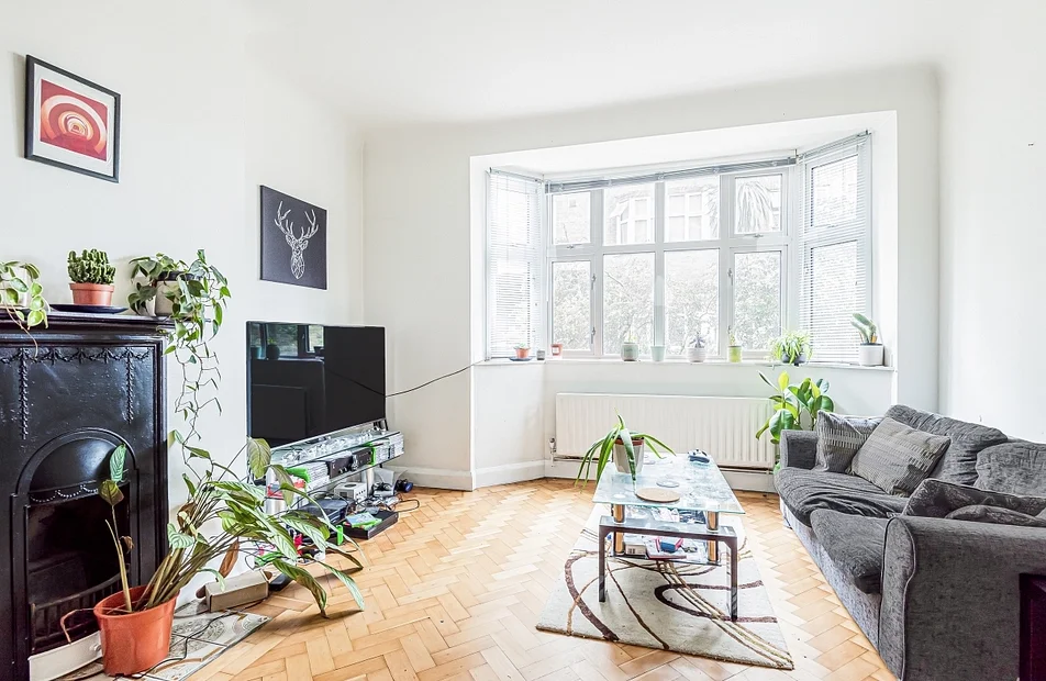 Flat Hothfield Place in Greater London