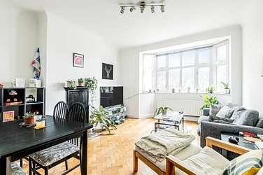 Flat Hothfield Place in Greater London