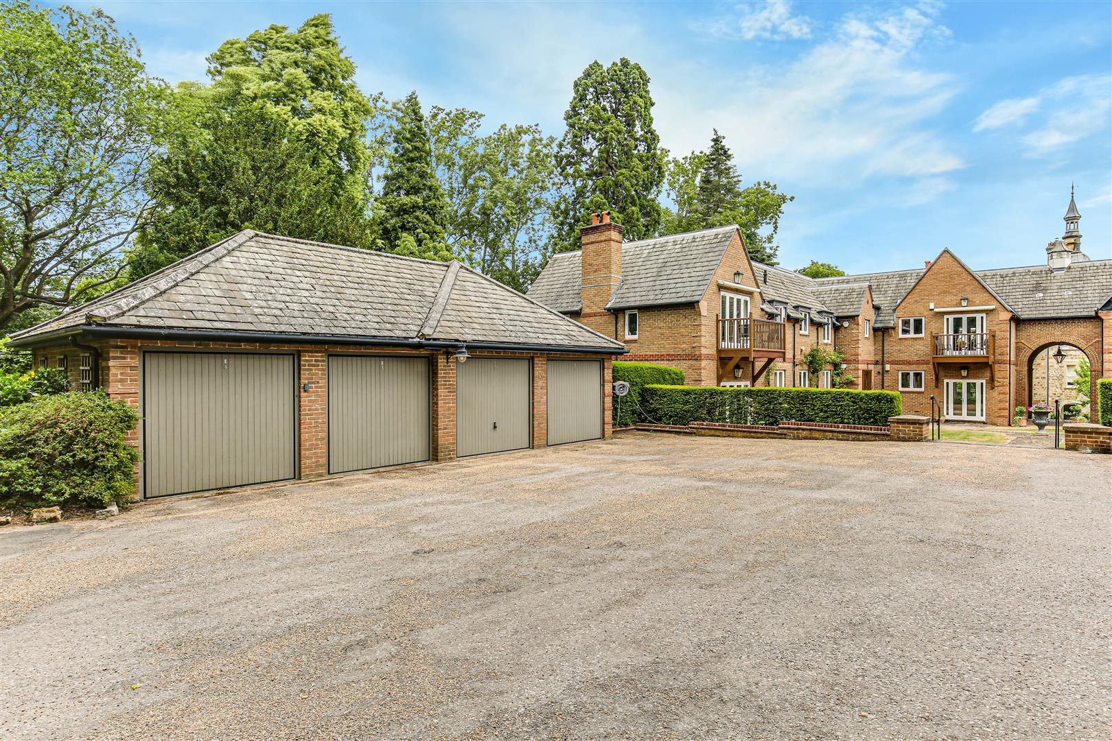 Flat Carne Court in St Dennis