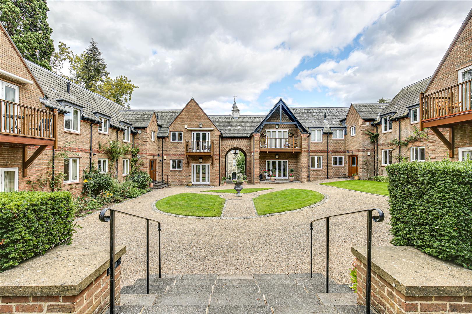 Flat Carne Court in St Dennis