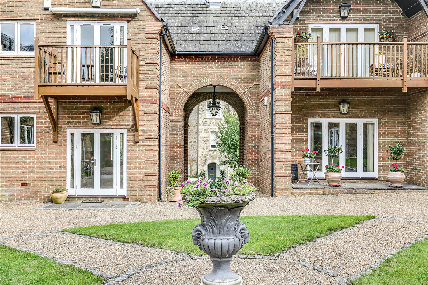 Flat Carne Court in St Dennis