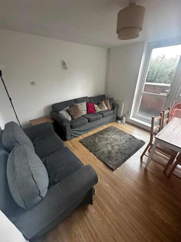 Flat Pitfield Street in Greater London