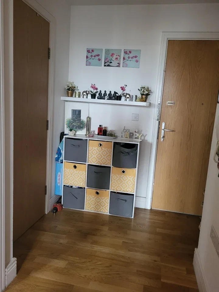 Flat High Street in Greater London