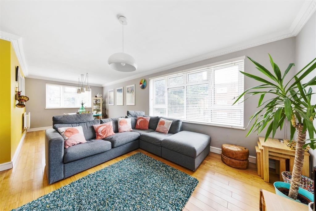 Flat Nagle Close in Greater London