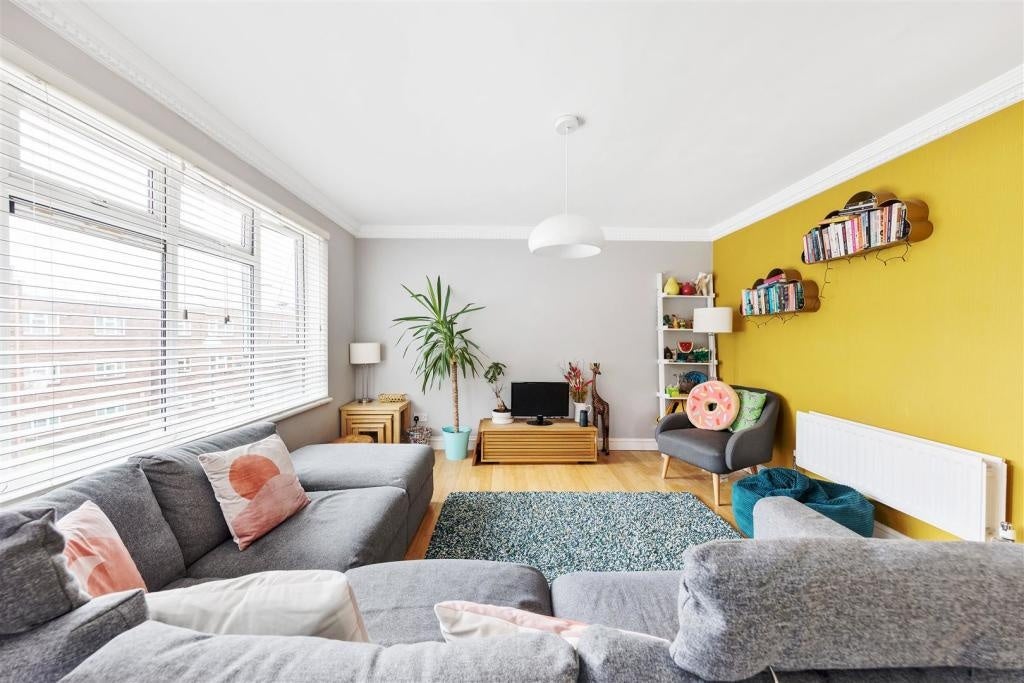 Flat Nagle Close in Greater London