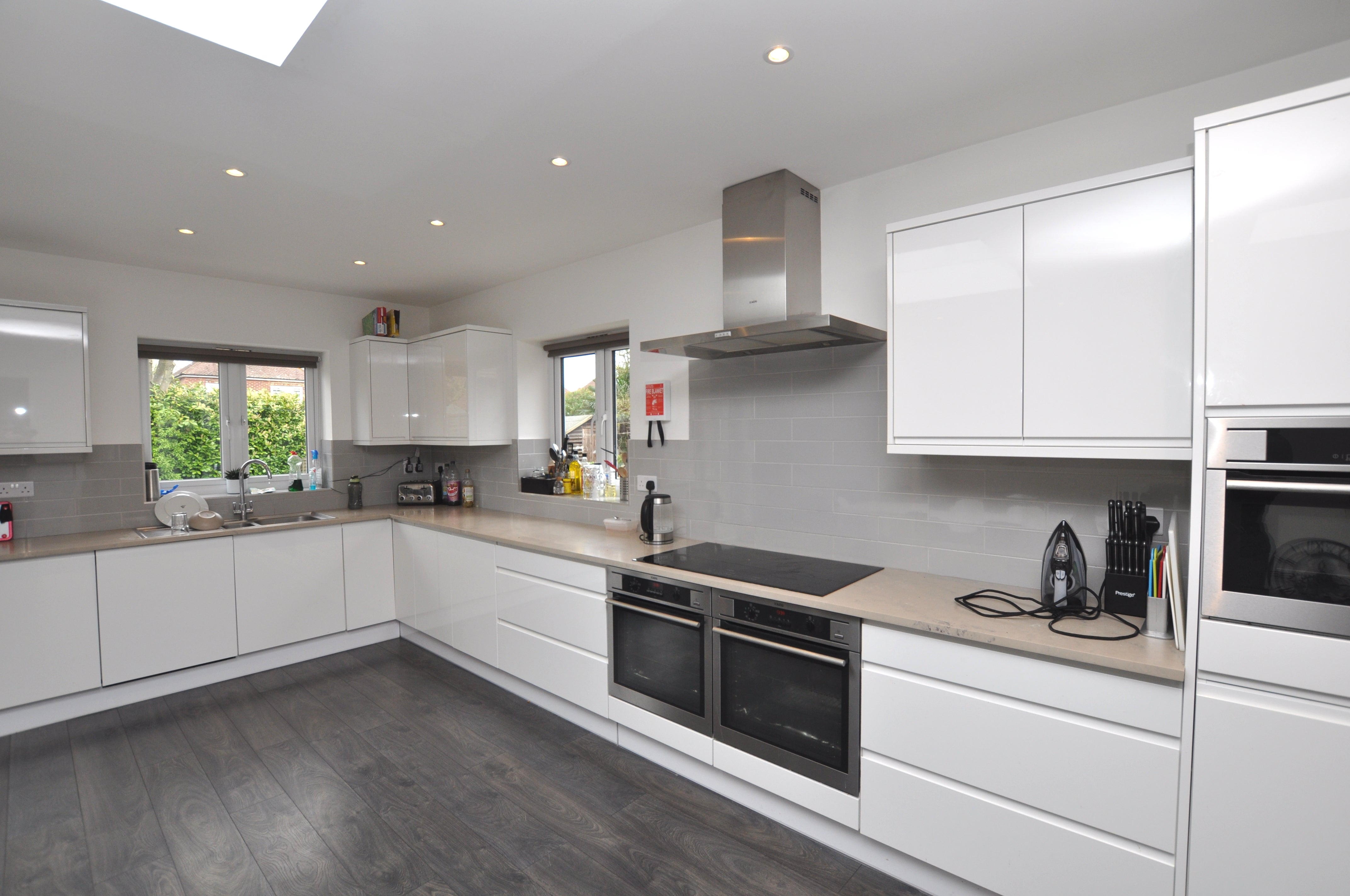 Room Ardmore Avenue in Guildford
