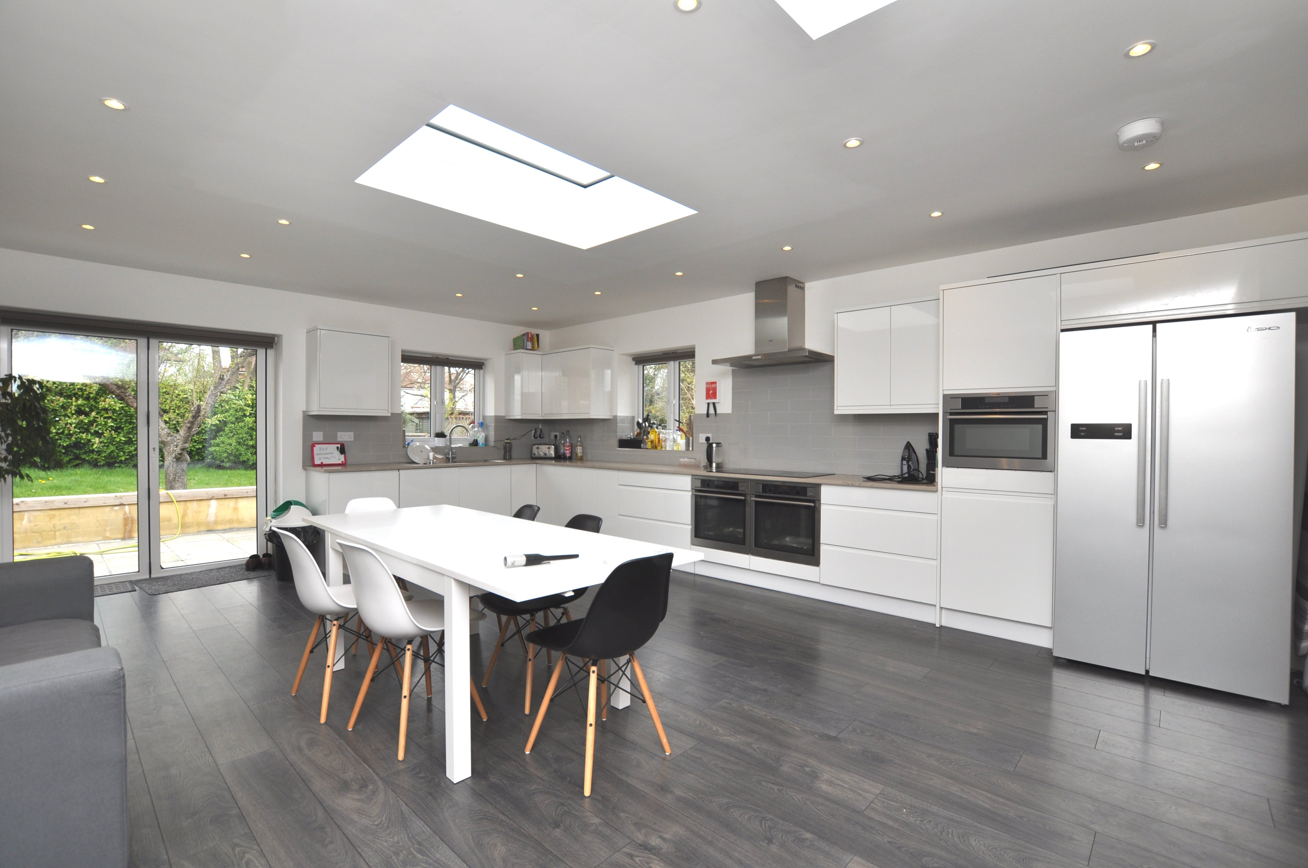 Room Ardmore Avenue in Guildford