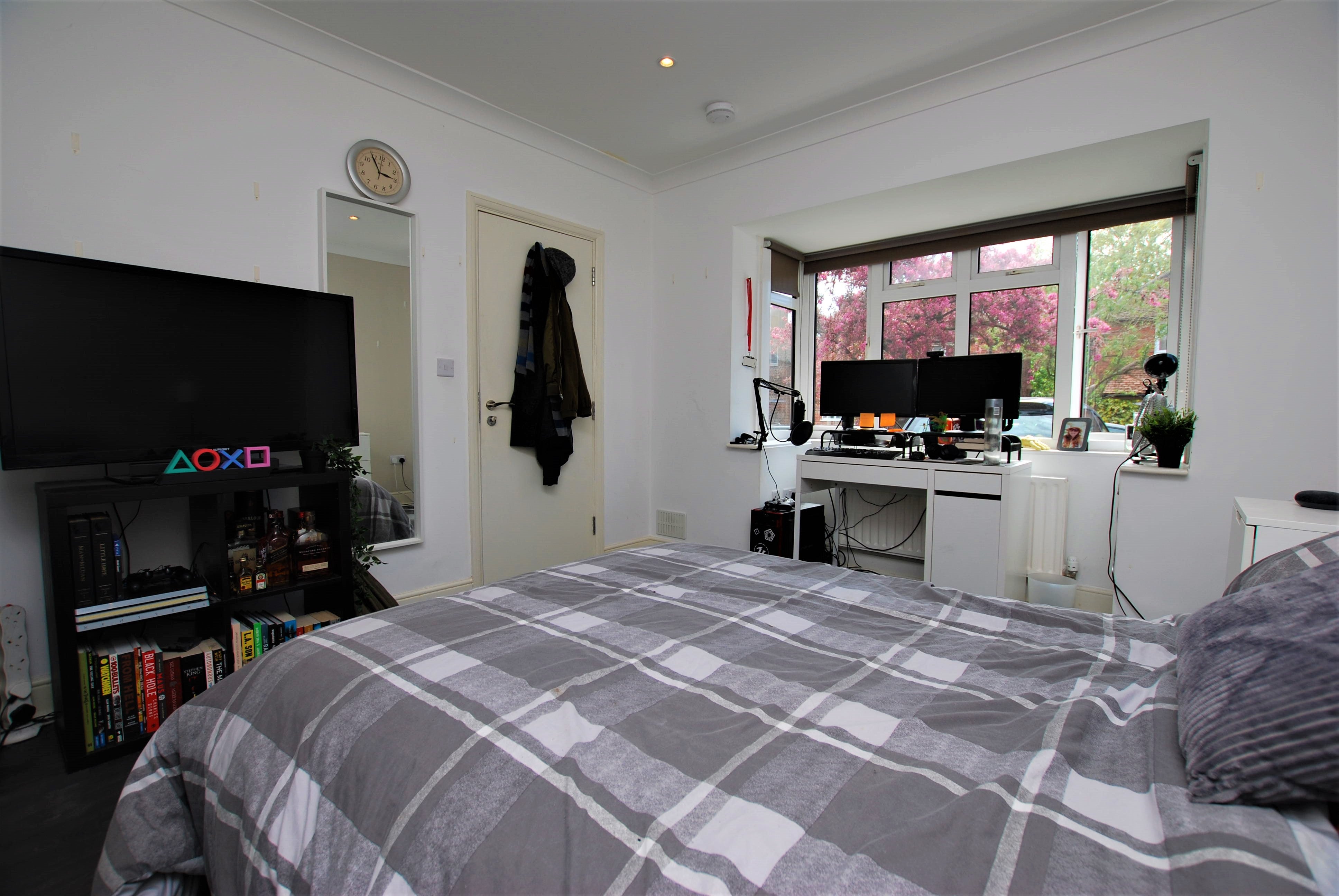 Room Ardmore Avenue in Guildford