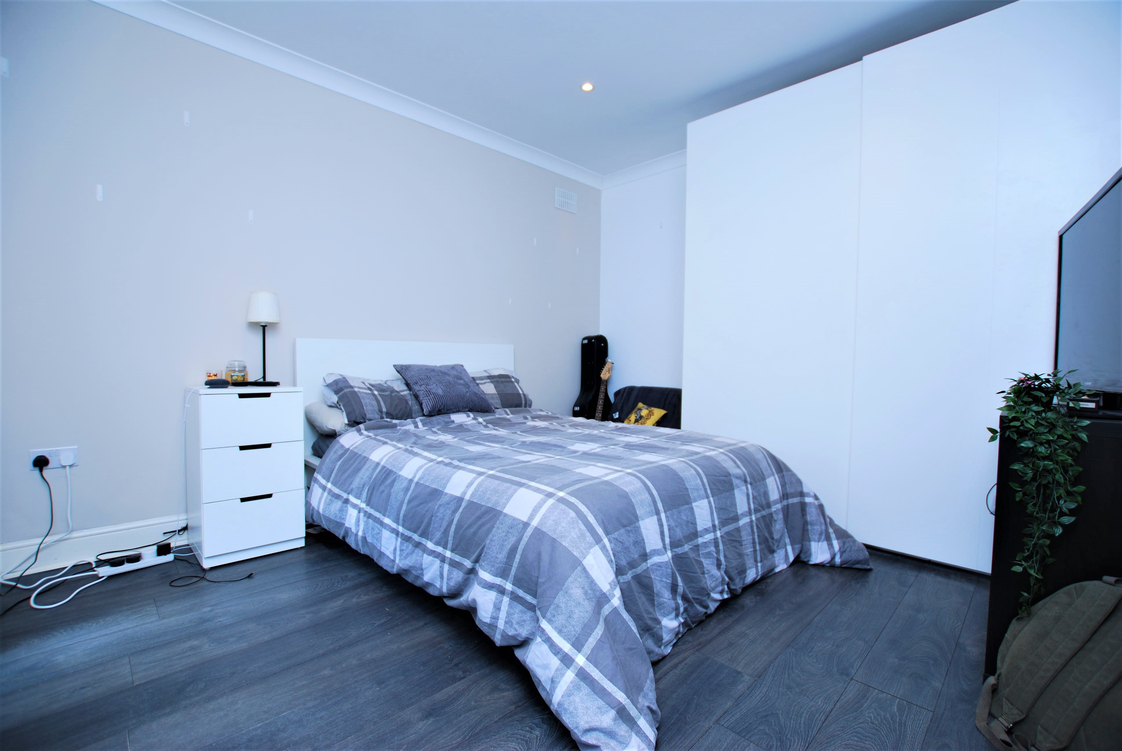 Room Ardmore Avenue in Guildford