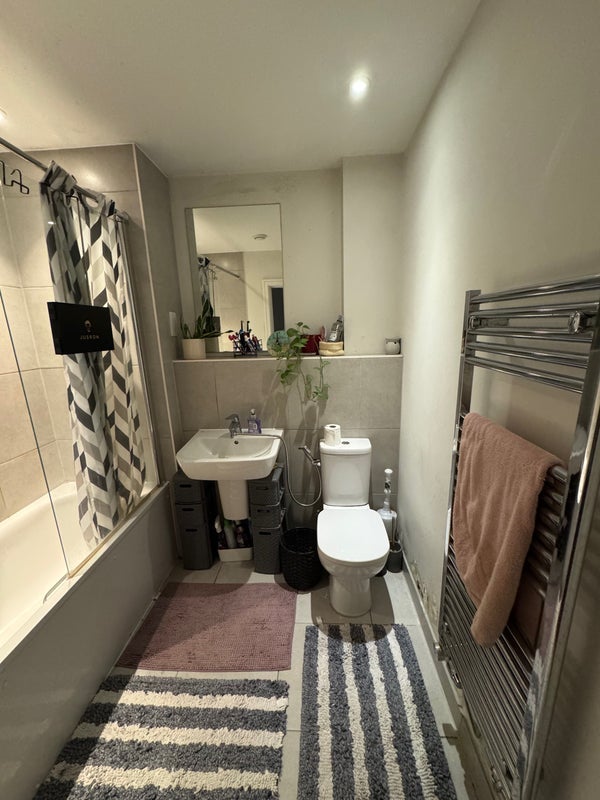 Room West Green Drive in Crawley