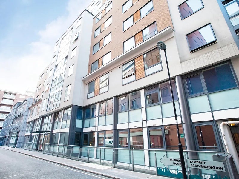 Flat Glasshouse Yard in Greater London