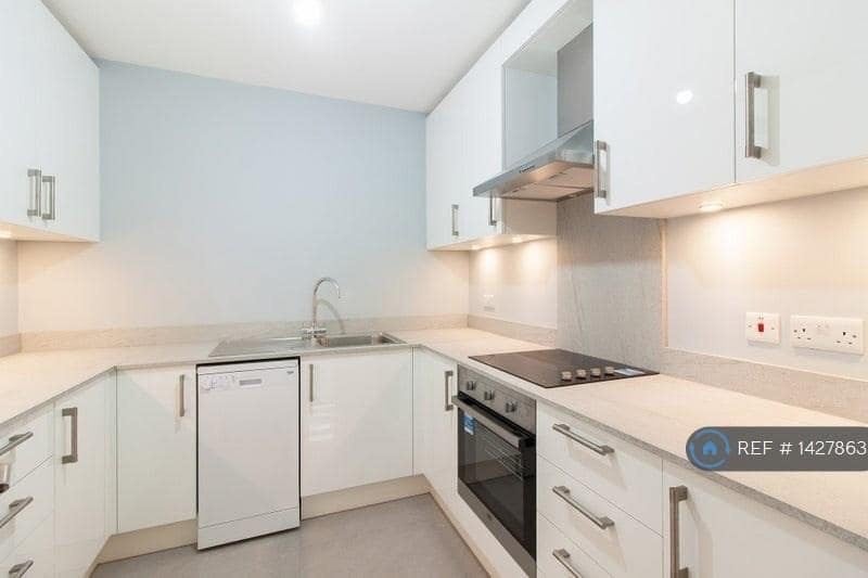 Room Western Avenue in Greater London