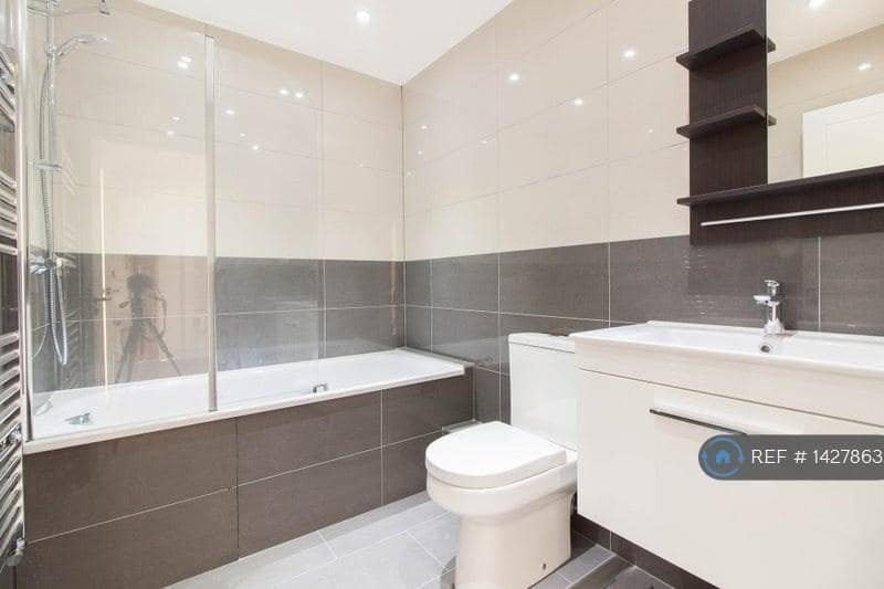 Room Western Avenue in Greater London