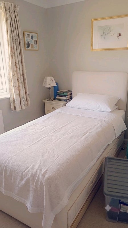 Room Richardson Court in Crawley