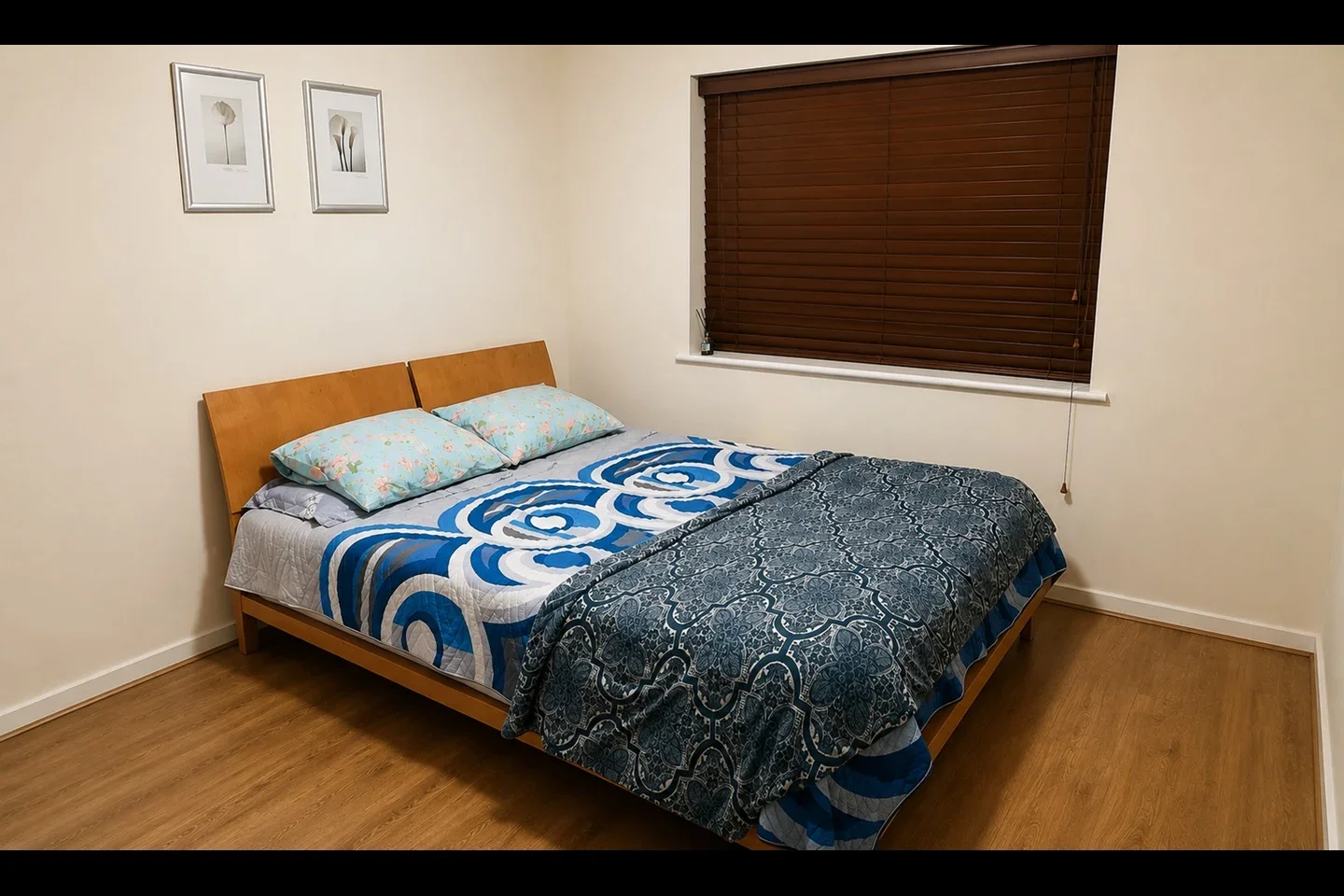 Room Crown Mews in Greater London