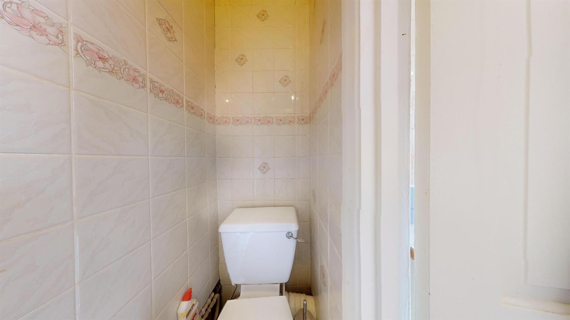 Flat Cheniston Gardens in Greater London
