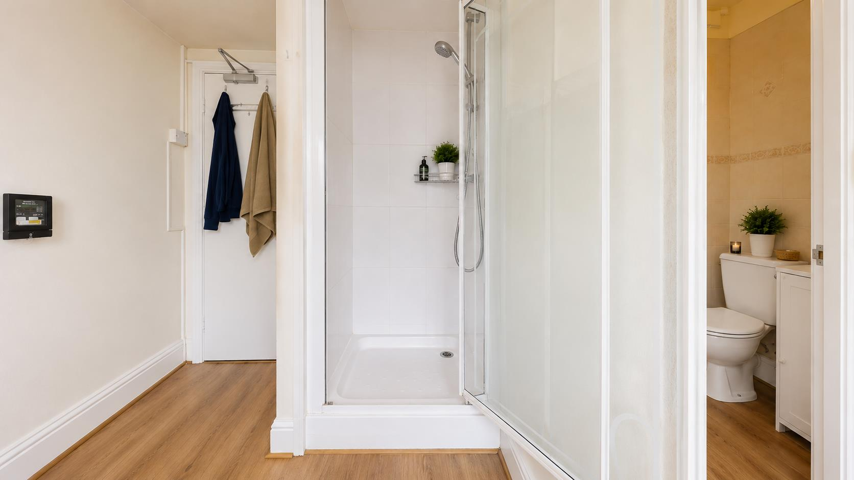 Flat Cheniston Gardens in Greater London