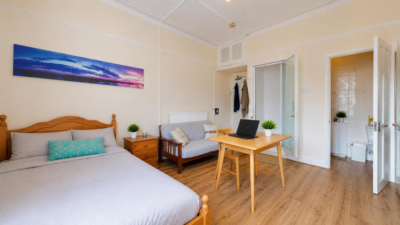 Flat Cheniston Gardens in Greater London