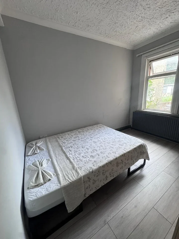 Room Derby Road in Greater London