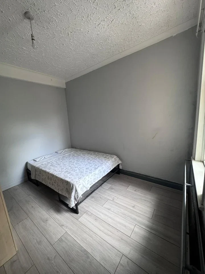 Room Derby Road in Greater London